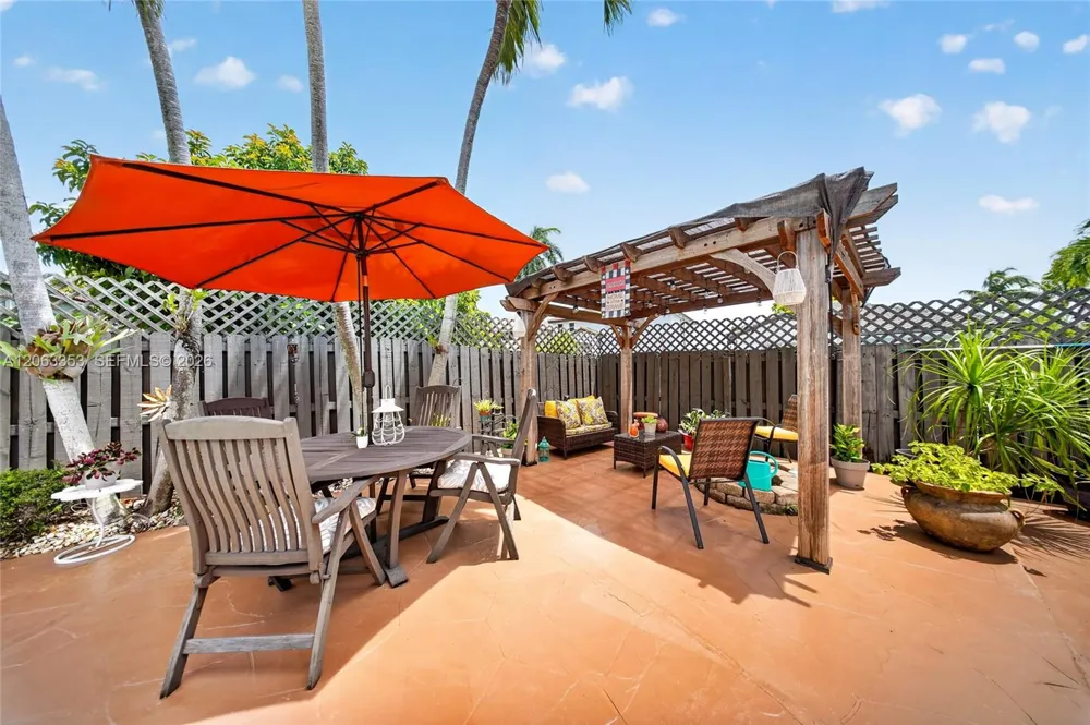 16437 SW 76th Ter Miami, FL 33193