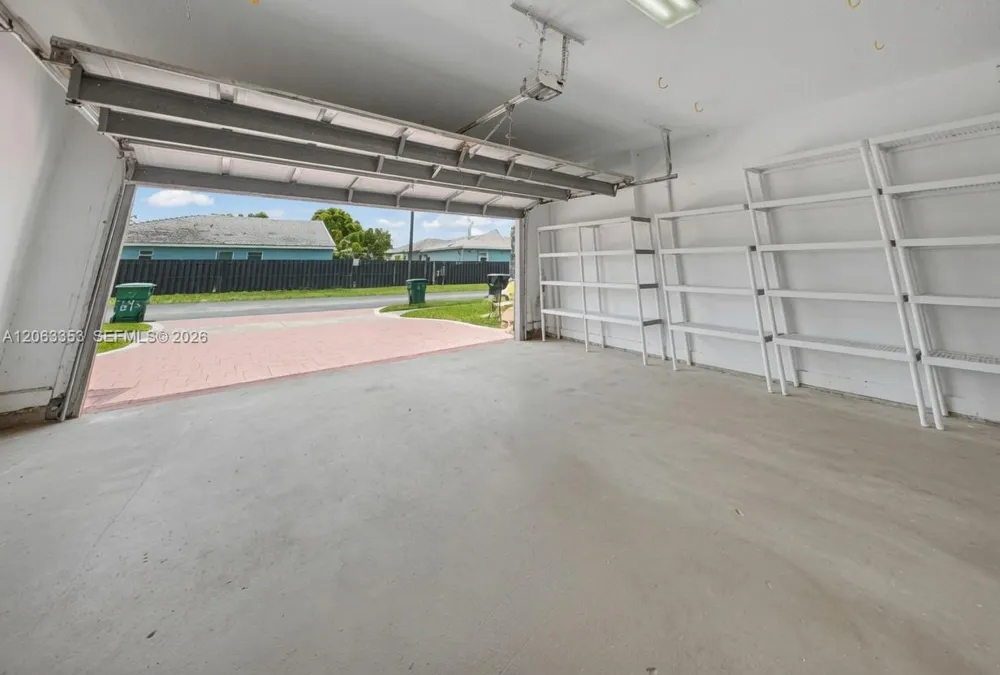 16437 SW 76th Ter Miami, FL 33193