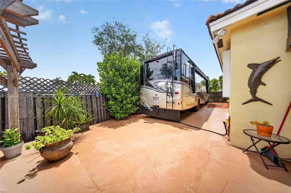 16437 SW 76th Ter Miami, FL 33193