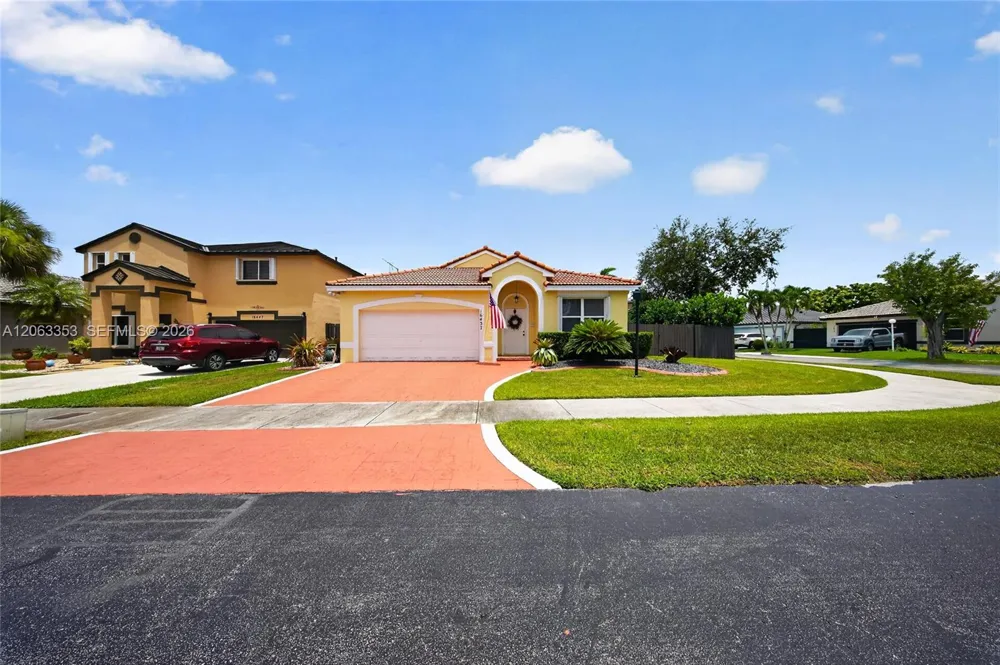 16437 SW 76th Ter Miami, FL 33193