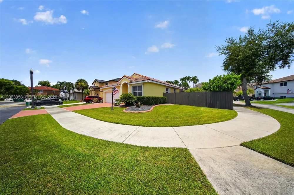 16437 SW 76th Ter Miami, FL 33193