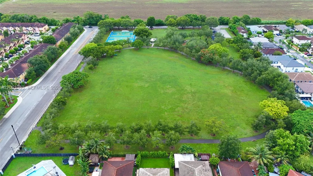 16437 SW 76th Ter Miami, FL 33193