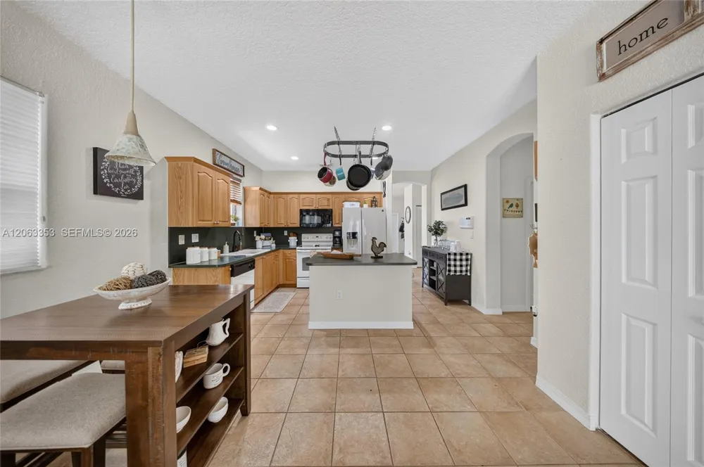 16437 SW 76th Ter Miami, FL 33193
