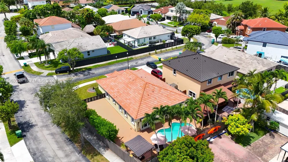 16437 SW 76th Ter Miami, FL 33193
