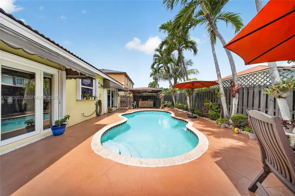 16437 SW 76th Ter Miami, FL 33193