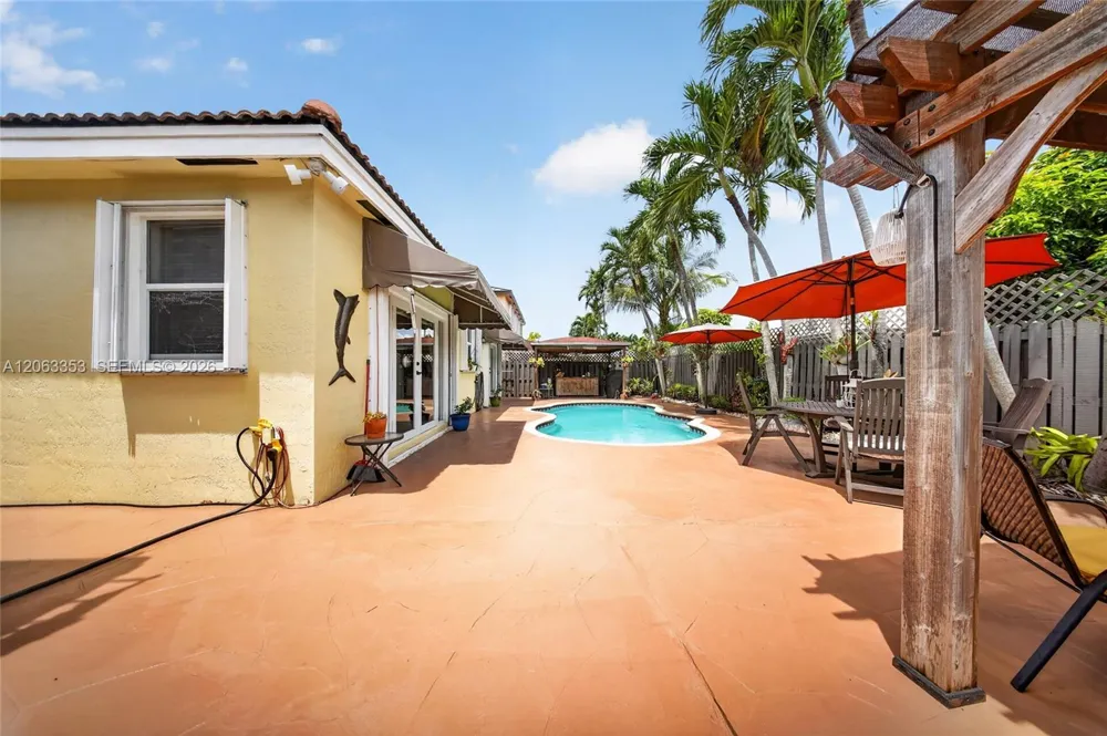 16437 SW 76th Ter Miami, FL 33193
