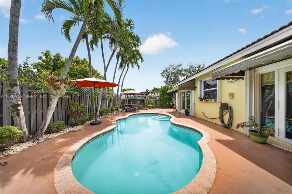16437 SW 76th Ter Miami, FL 33193