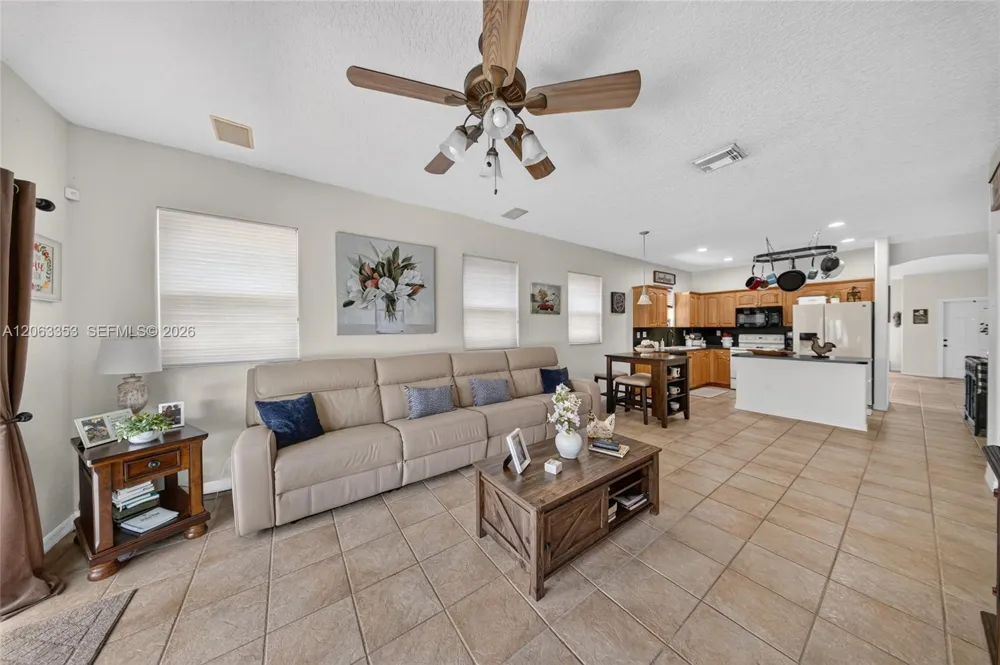 16437 SW 76th Ter Miami, FL 33193