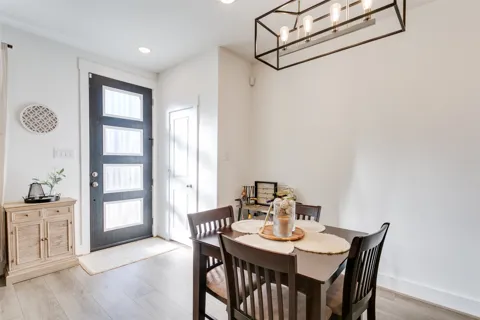 7605 Reis Lane