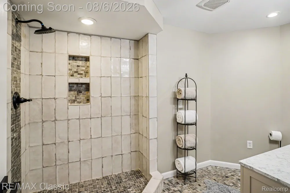 8655 Pettysville Road Hamburg Township, MI 48169