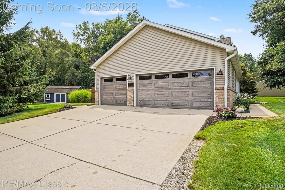 8655 Pettysville Road Hamburg Township, MI 48169