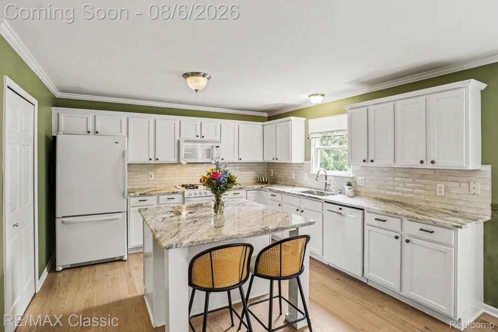 8655 Pettysville Road Hamburg Township, MI 48169