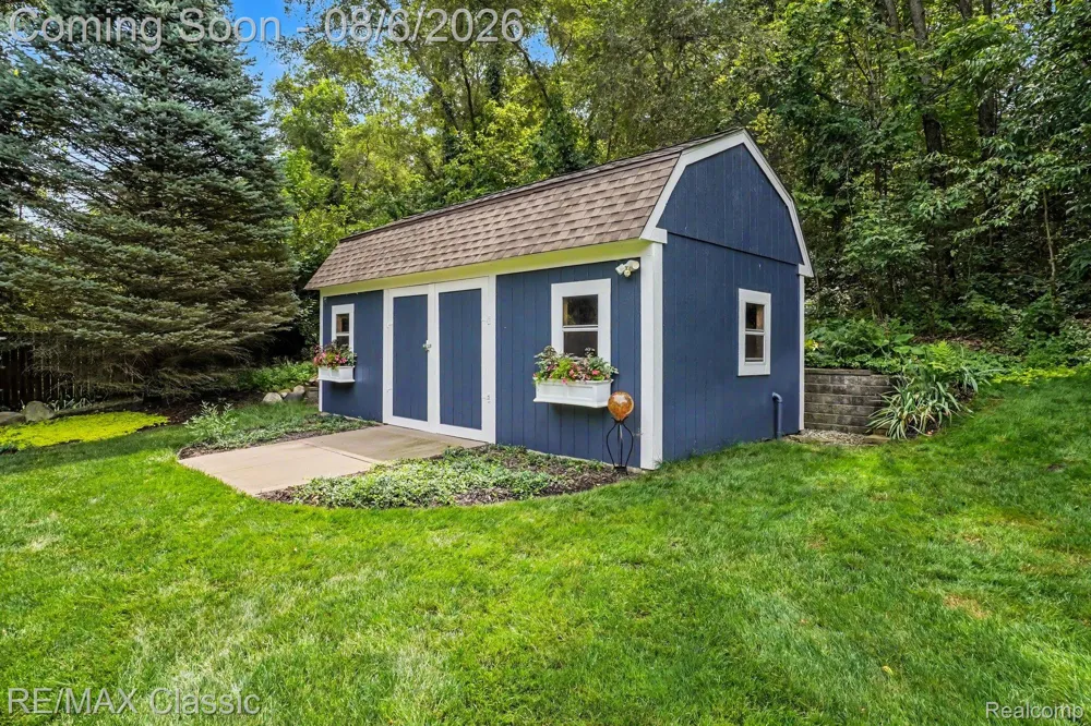 8655 Pettysville Road Hamburg Township, MI 48169