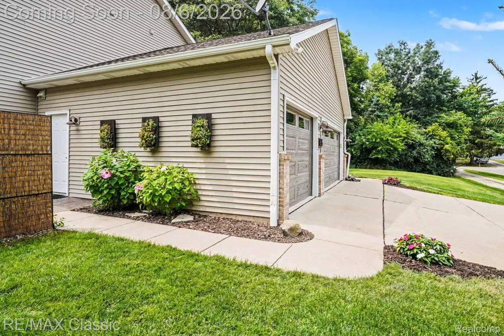 8655 Pettysville Road Hamburg Township, MI 48169
