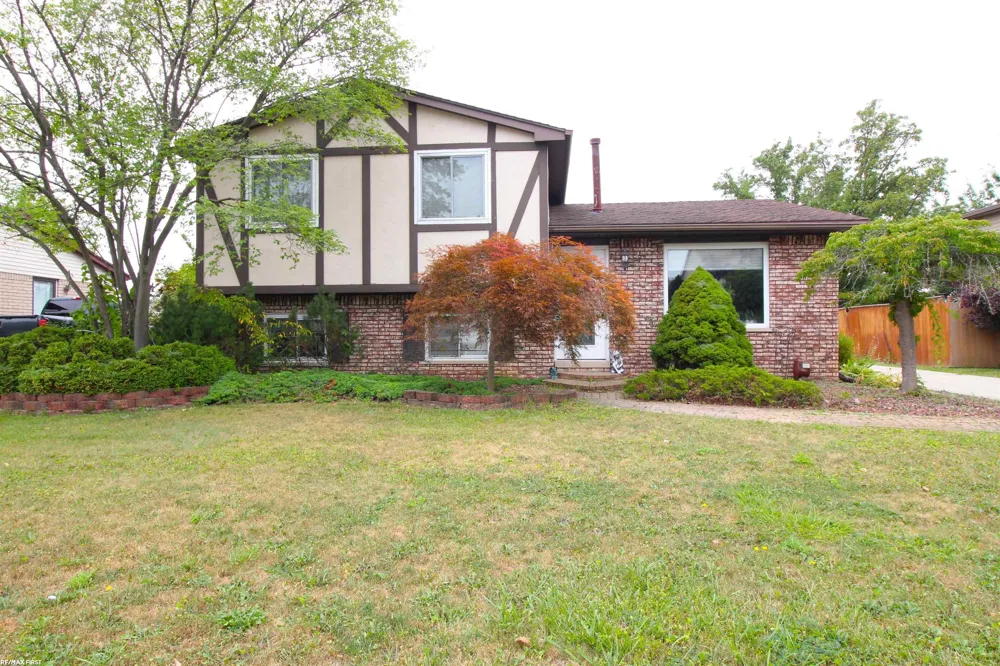 17164 Anita Street Fraser City, MI 48026