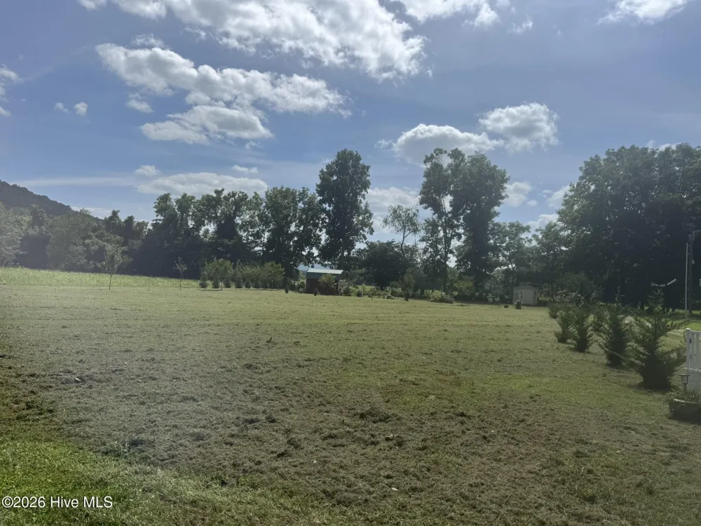 16 Waldorf Place Brasstown, NC 28902