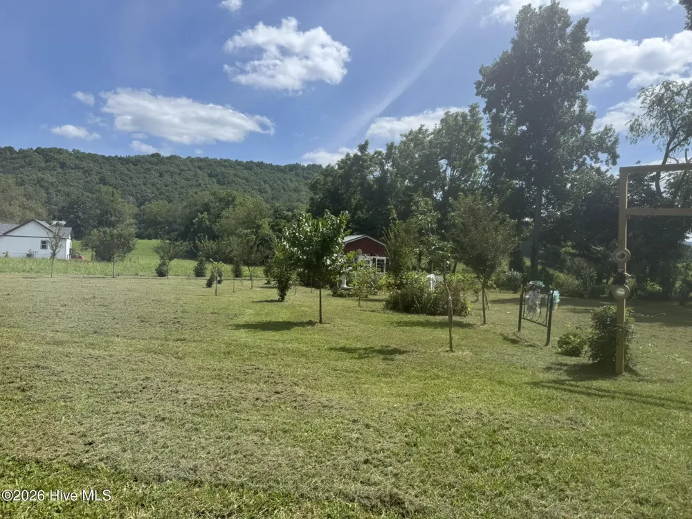 16 Waldorf Place Brasstown, NC 28902