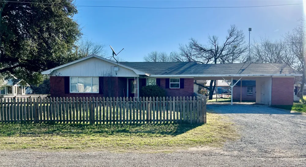 216 Woodlawn Avenue Strawn, TX 76475