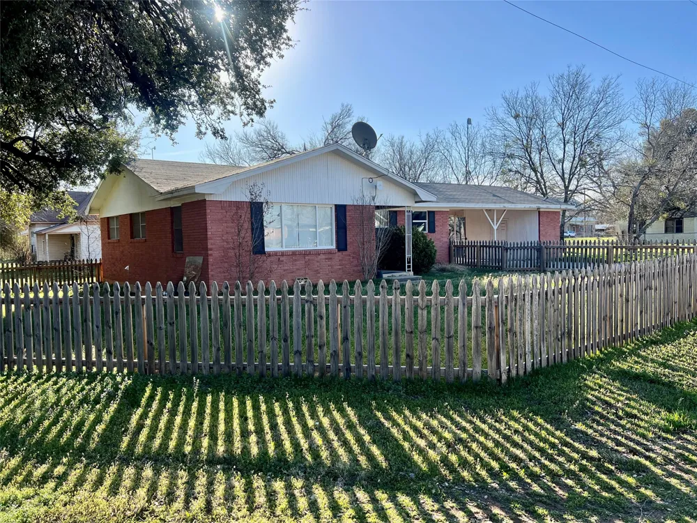 216 Woodlawn Avenue Strawn, TX 76475