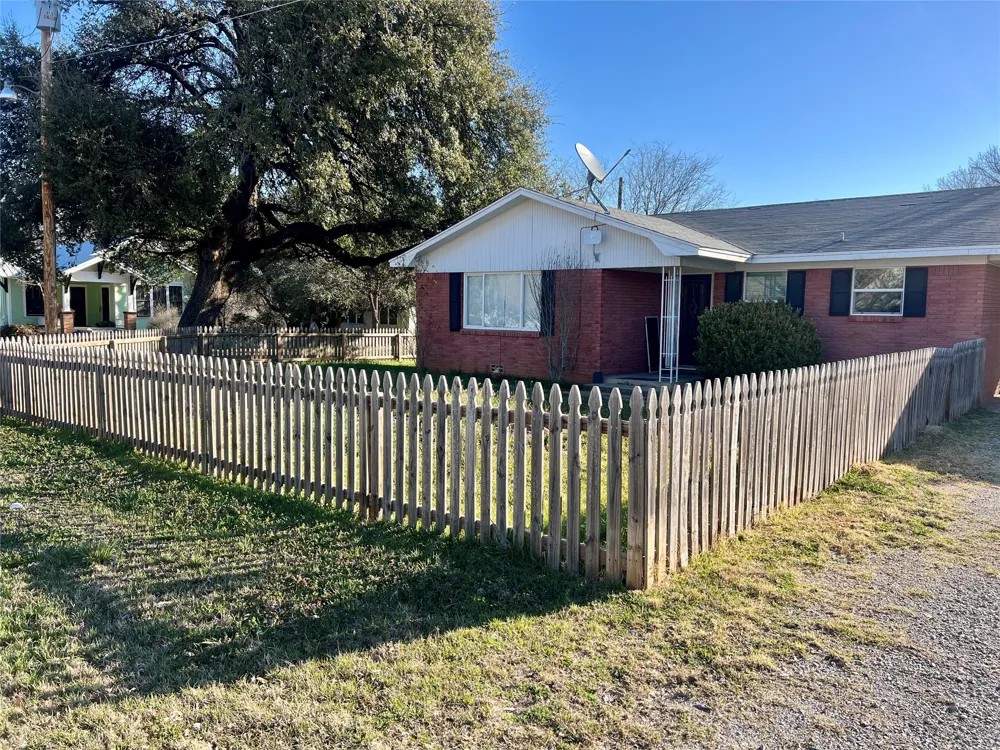 216 Woodlawn Avenue Strawn, TX 76475