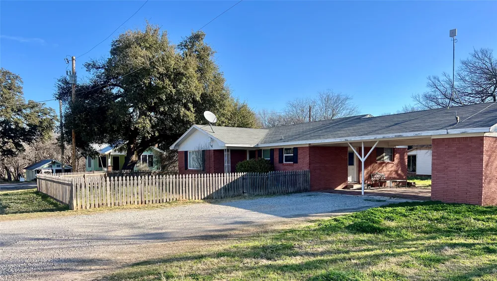 216 Woodlawn Avenue Strawn, TX 76475