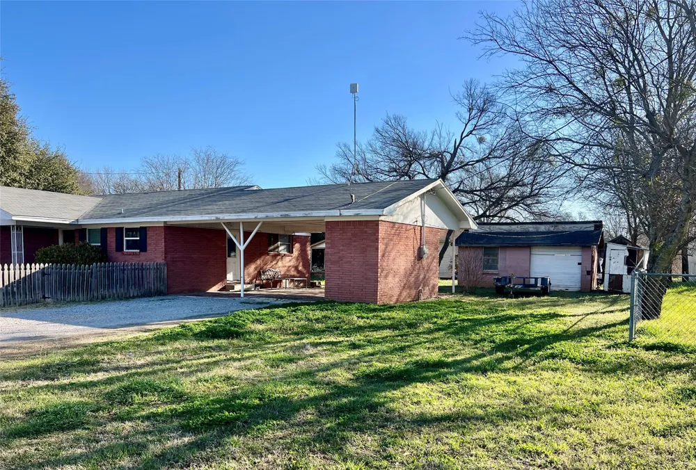 216 Woodlawn Avenue Strawn, TX 76475