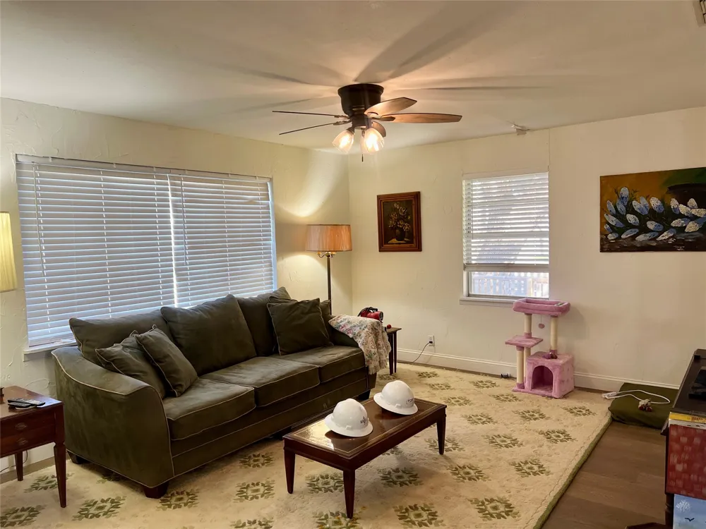 216 Woodlawn Avenue Strawn, TX 76475