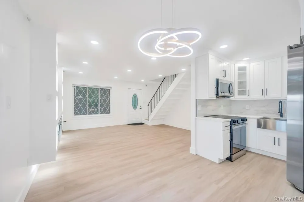 6 Amesworth Court Middle Island, NY 11953