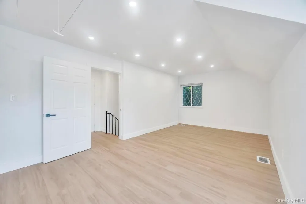 6 Amesworth Court Middle Island, NY 11953
