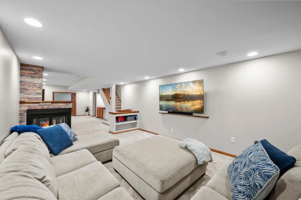 14991 Creditview Drive Savage, MN 55378