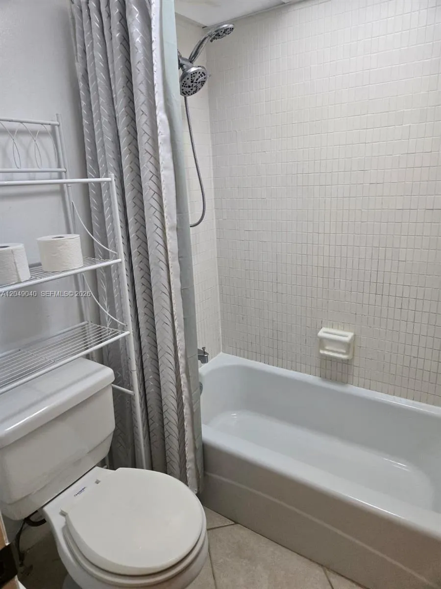 3690 Inverrary Dr #2Q Lauderhill, FL 33319