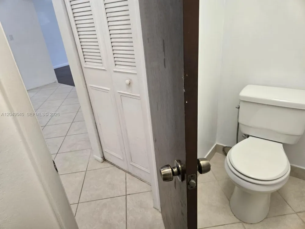 3690 Inverrary Dr #2Q Lauderhill, FL 33319