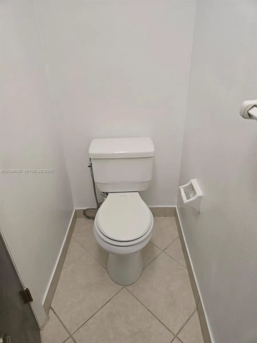 3690 Inverrary Dr #2Q Lauderhill, FL 33319