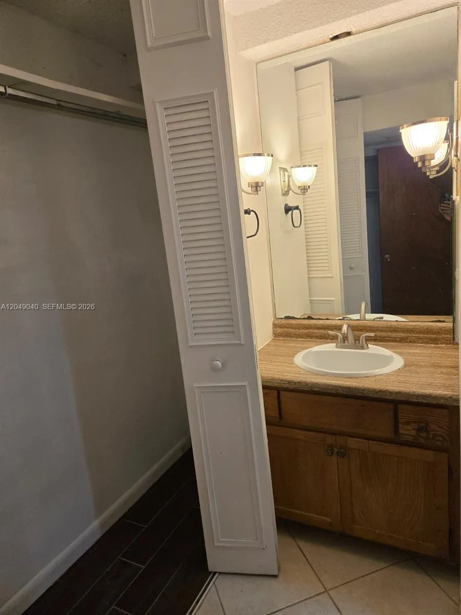 3690 Inverrary Dr #2Q Lauderhill, FL 33319