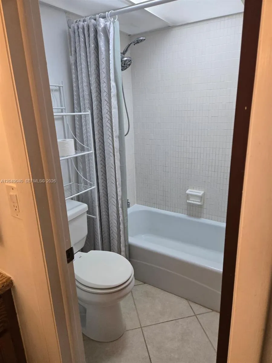 3690 Inverrary Dr #2Q Lauderhill, FL 33319