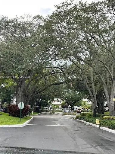 3690 Inverrary Dr #2Q Lauderhill, FL 33319