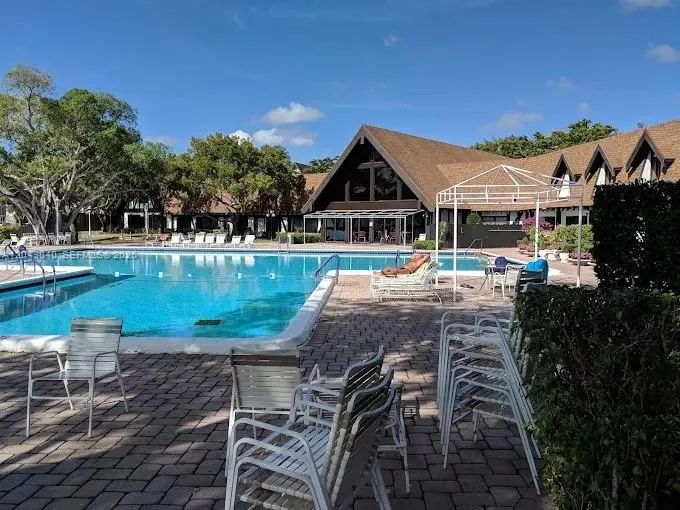 3690 Inverrary Dr #2Q Lauderhill, FL 33319