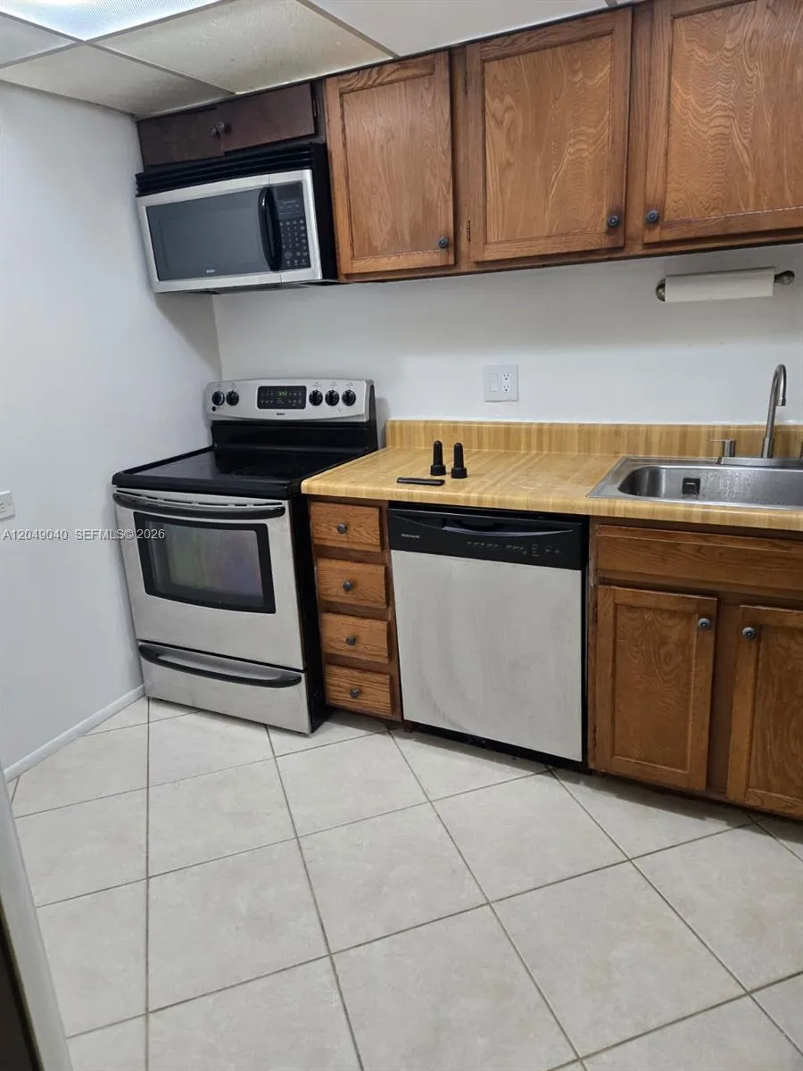 3690 Inverrary Dr #2Q Lauderhill, FL 33319