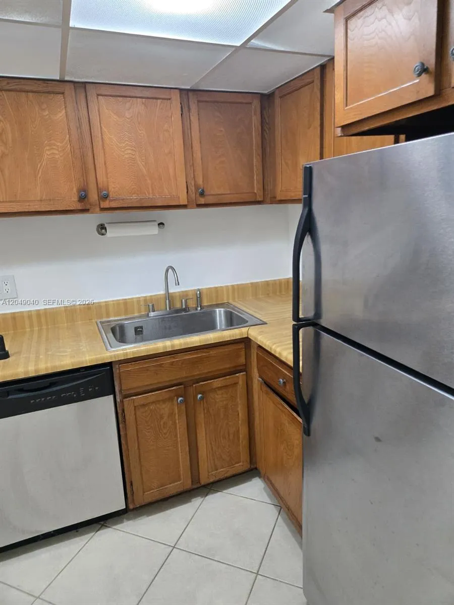 3690 Inverrary Dr #2Q Lauderhill, FL 33319