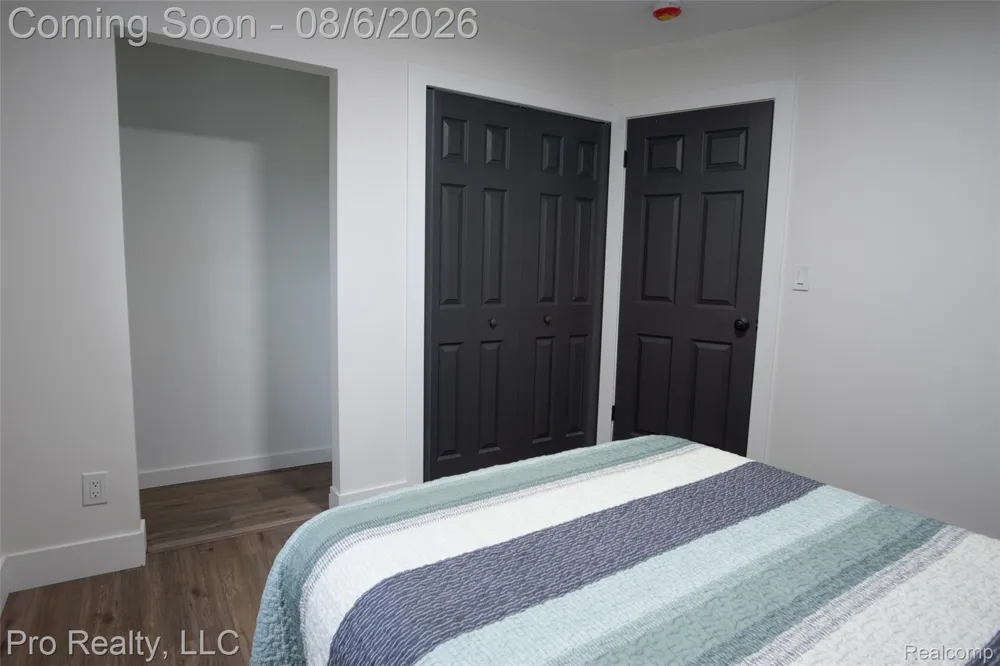 2256 Garry Drive Troy City, MI 48083