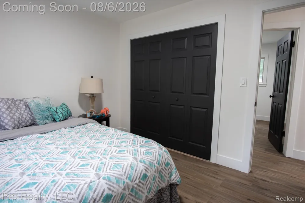 2256 Garry Drive Troy City, MI 48083