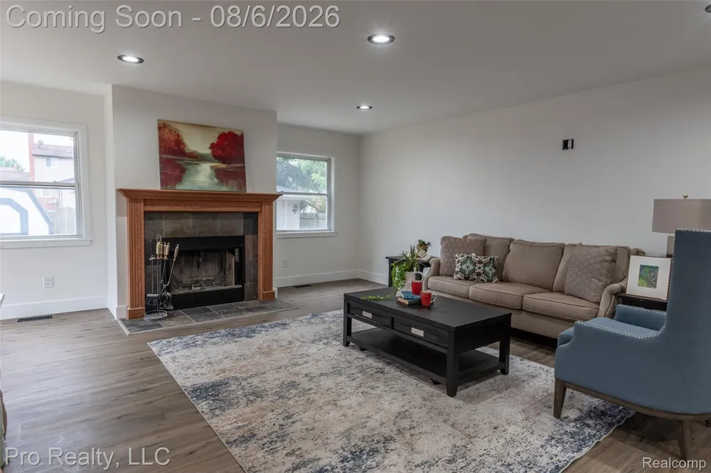 2256 Garry Drive Troy City, MI 48083