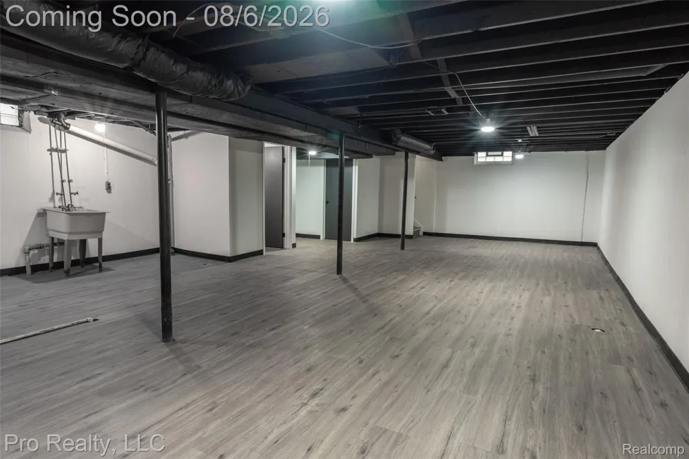 2256 Garry Drive Troy City, MI 48083