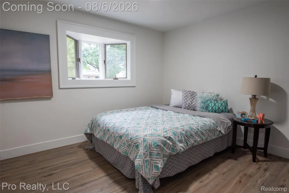 2256 Garry Drive Troy City, MI 48083