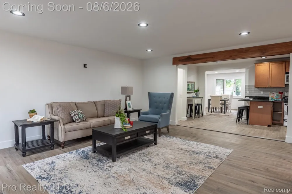 2256 Garry Drive Troy City, MI 48083