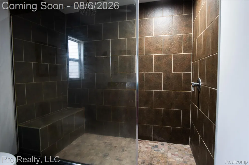 2256 Garry Drive Troy City, MI 48083
