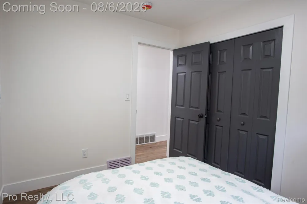 2256 Garry Drive Troy City, MI 48083
