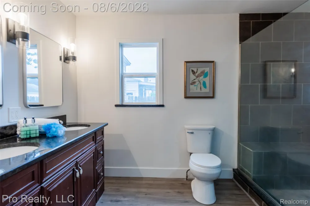 2256 Garry Drive Troy City, MI 48083