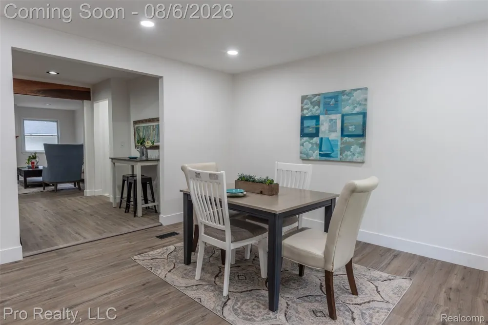 2256 Garry Drive Troy City, MI 48083