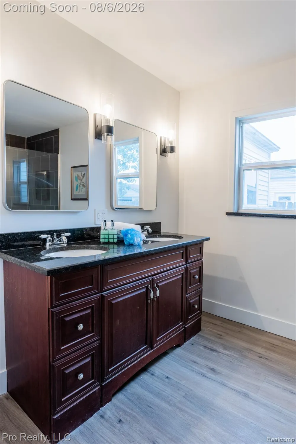 2256 Garry Drive Troy City, MI 48083